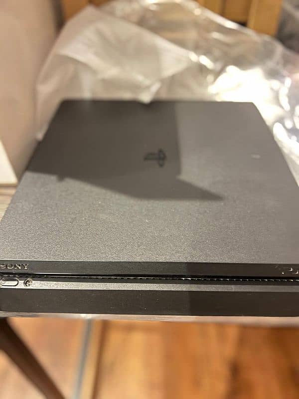 ps4 slim edition with 1 controller and 3 games 0