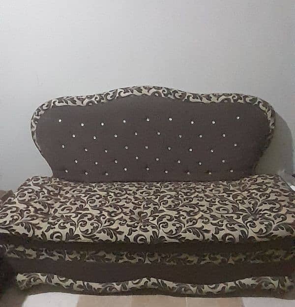 2 seater sofa fresh 10/10 condition velvet jaquard material 0