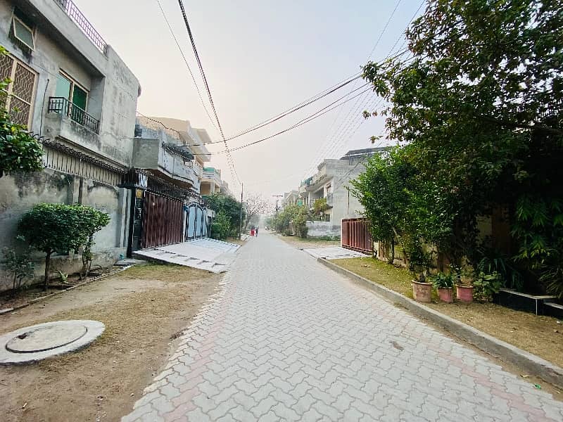 In Marghzar Officers Colony House Sized 10 Marla For Sale 5