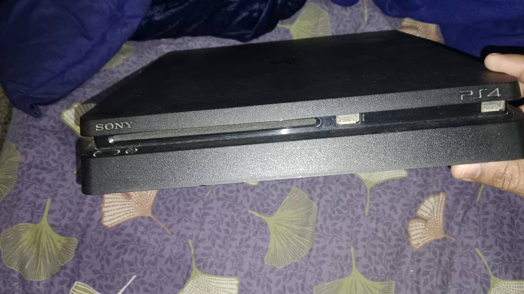 PS4 Slim (500GB) 0