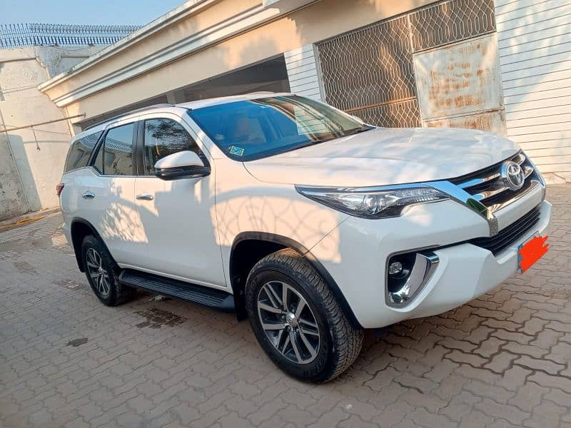 Toyota Fortuner V 2020 4