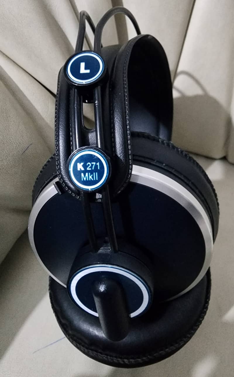 AKG K271 MKII PROFESSIONAL STUDIO HEADPHONES 2