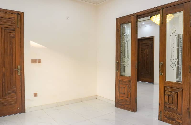 10 MARLA BRAND NEW FIRST ENTERY VIP LUXERY SPANISH HOUSE AVAILABLE FOR SALE IN TARIQ GARDEN LAHORE 5