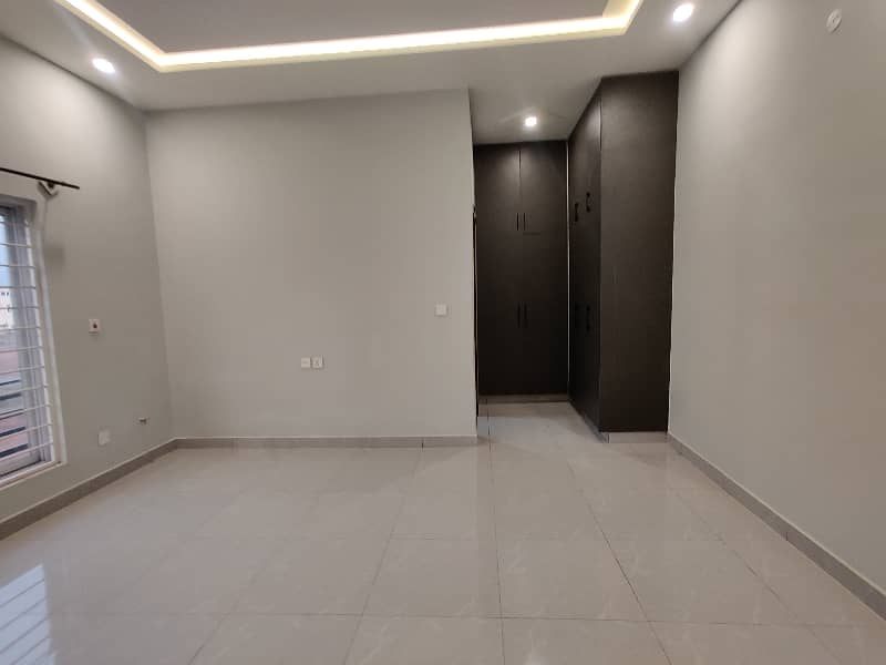 One Kanal Beautiful Upper Portion For Rent 15