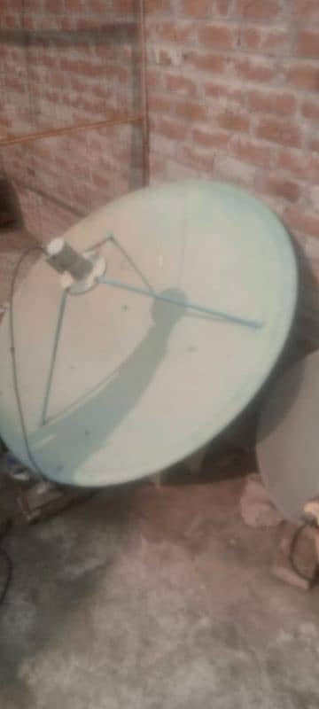 4 feet. dish antena. . . and recever. . . . 2