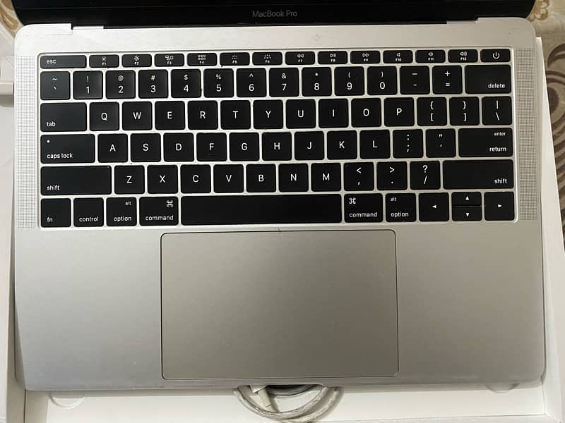 MacBook Pro 13 inch 2016 8/256 1