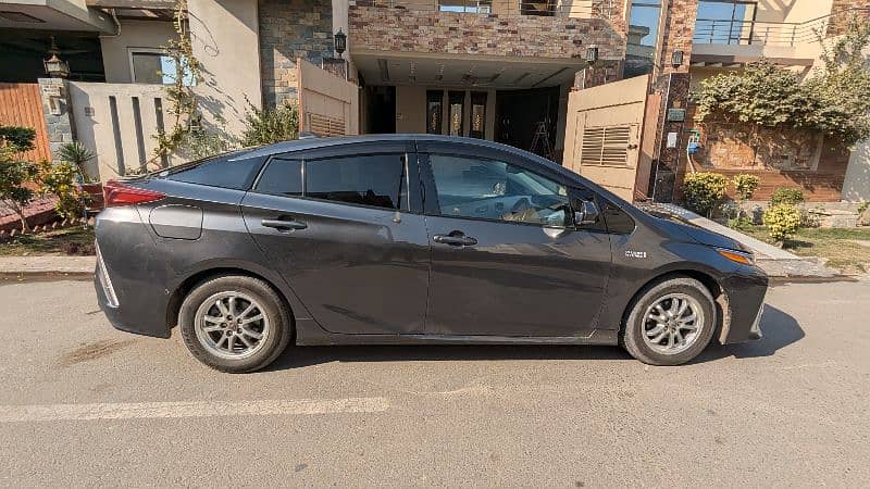 Toyota Prius 2018 2021 phv plug in hybrid 7