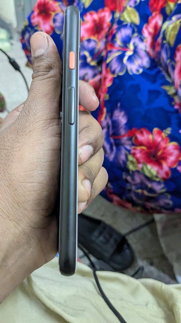 pixel 4 6/128 gb. glass broken. face id disabled 5