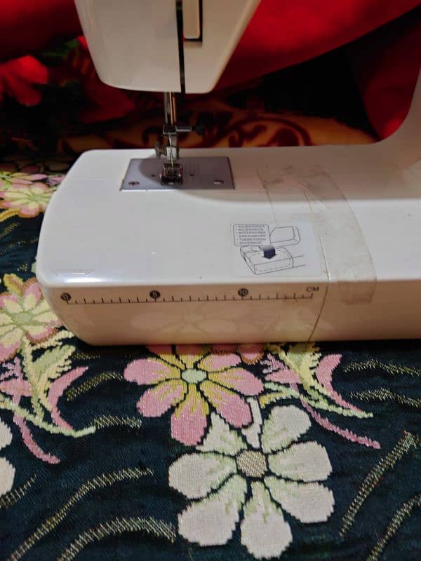 Toyota Sewing electric machine with multiple stich 4