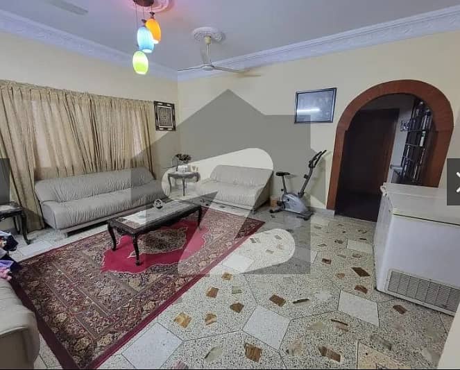 Residential 100 yard Bungalow for Sale Block 4 Gulshan-e-Iqbal Excellent location 60 Sq. ft. Located on wide road, easy access and close to all amenities. 4