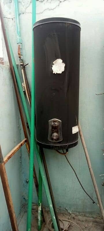 electric gyser in good condition 1