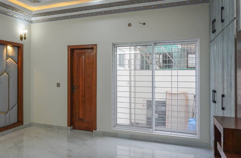 10 Marla Corner Brand New House For SALE In Wapda Town 27