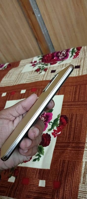 Vivo V23e Gold 8/128 fingerprint underdisplay 44W 5