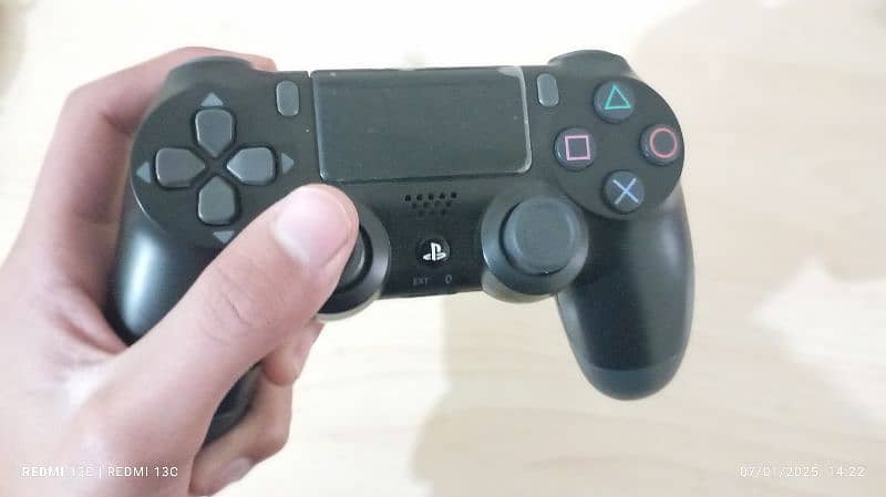 • Premium • Dualshock 4 • Wireless PS4 Controller • Bluetooth • Wired 1