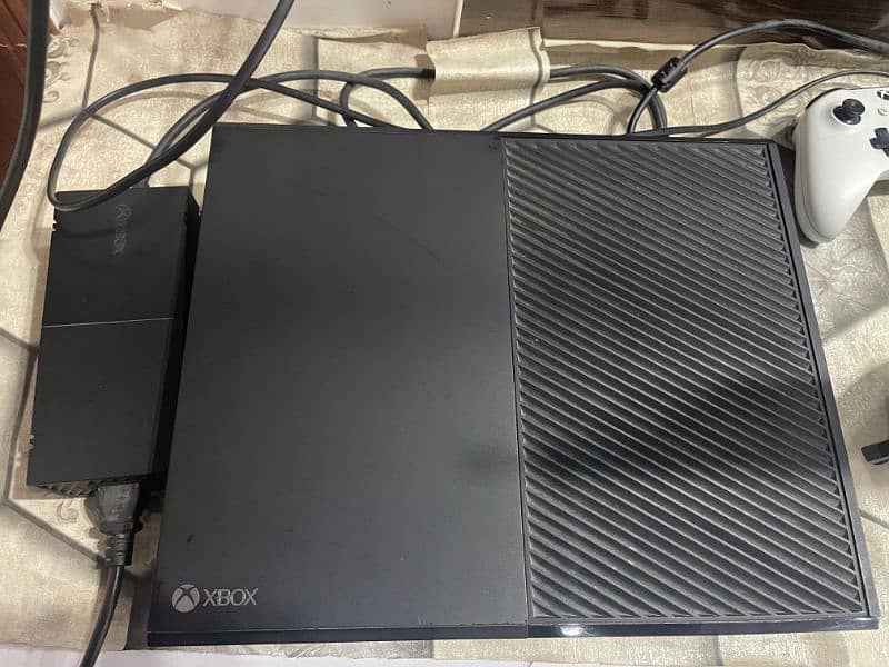 Xbox one with one s wireless controller 11