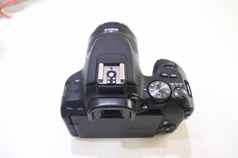 Canon Eos 200D with 18-55mm stm lens 4