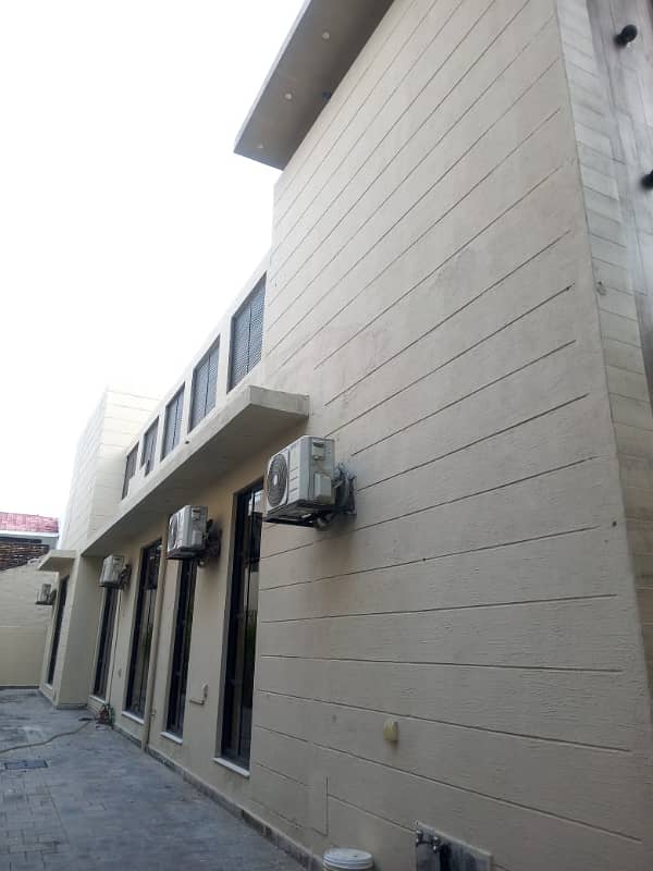 1.5 Kanal Modern House Available For Rent in Bridge Colony Cantt at a Prime Location 5