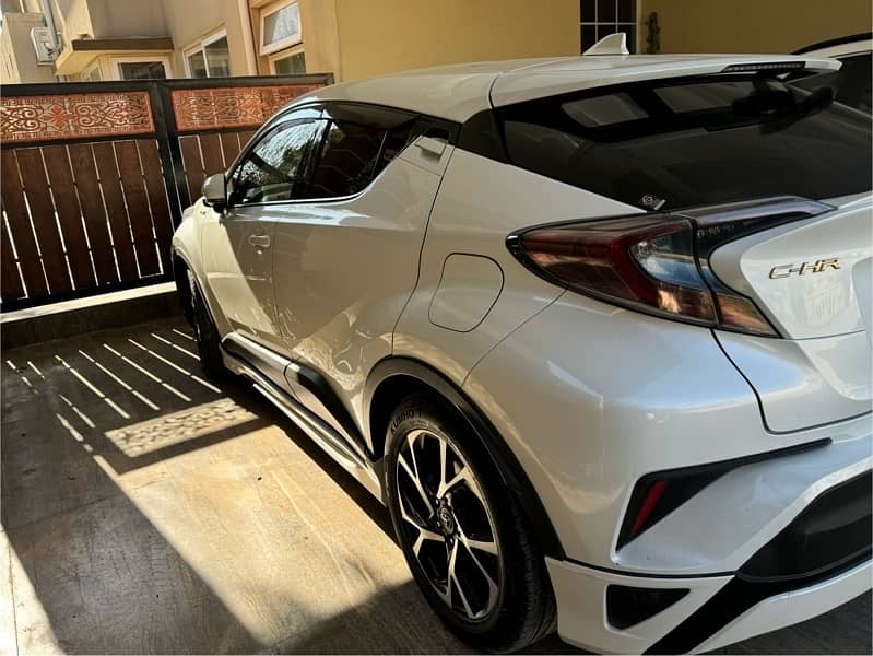 Toyota C-HR 2017 Gled top variant 2