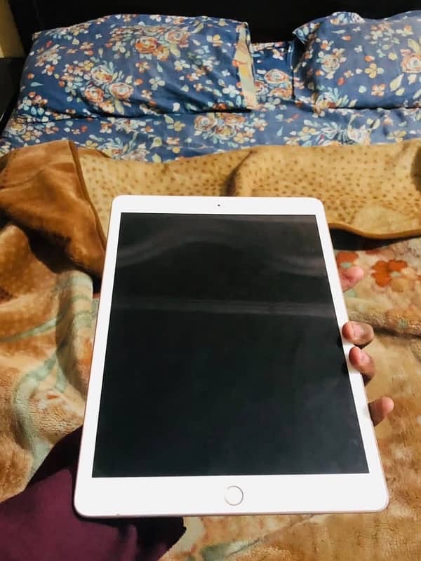 IPAD 8TH GENERATION CONDITION 10/8 BACK SCRATCHES ALL OK LLA VERSION 1