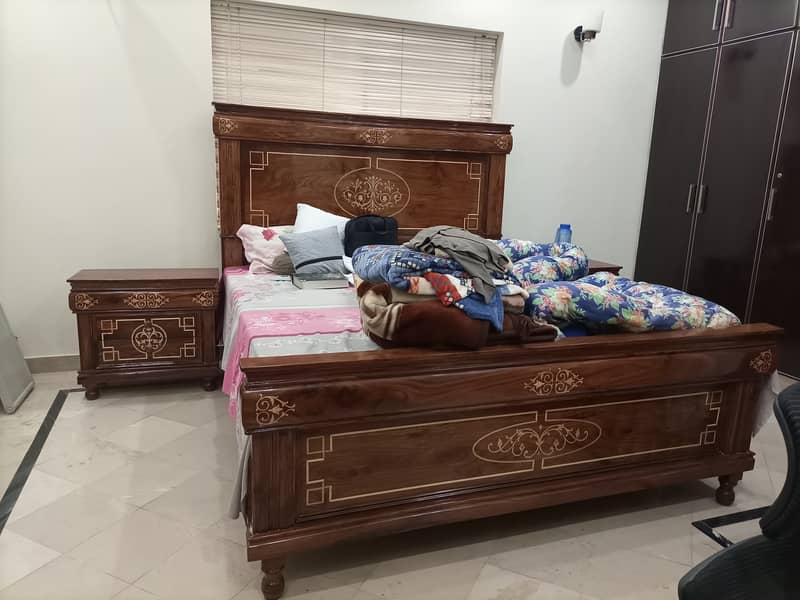 Bed set for sale without mattress 0