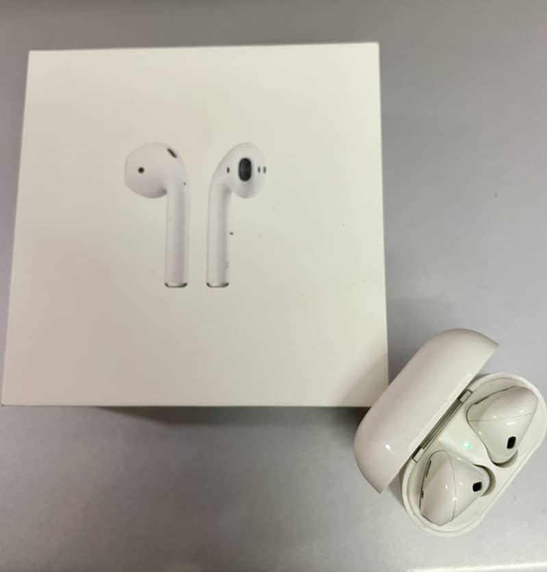 Selling Apple AirPods 2nd Gen 0