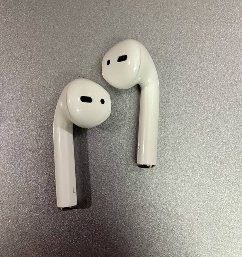 Selling Apple AirPods 2nd Gen 6