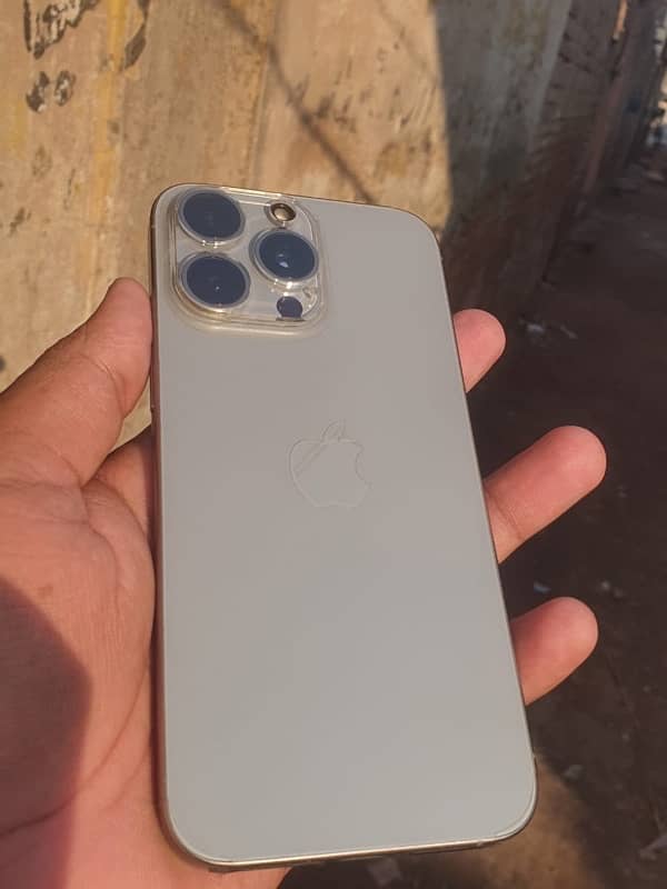 selling iPhone 15 pro max 6