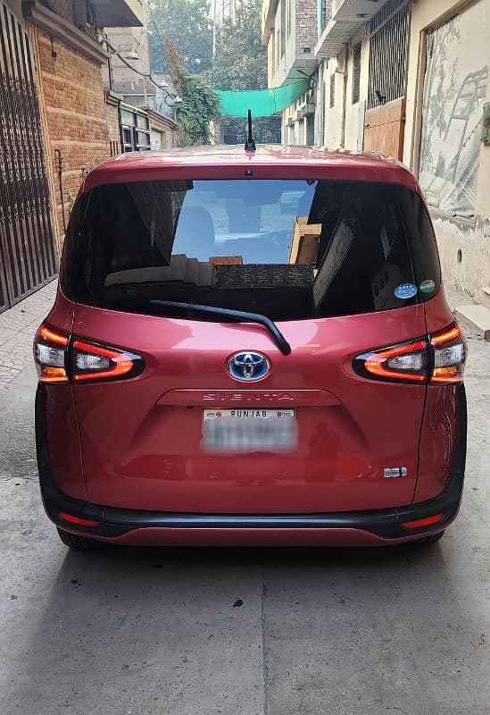 Toyota Sienta hybrid 7 seater totally original 100% 9