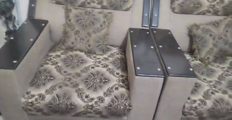 Urgent sale 5 seater sofa set 4