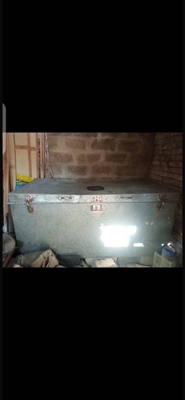 urgent sell geyser 35 litter ok hai aur peti (trunk) 6x3 feet 2