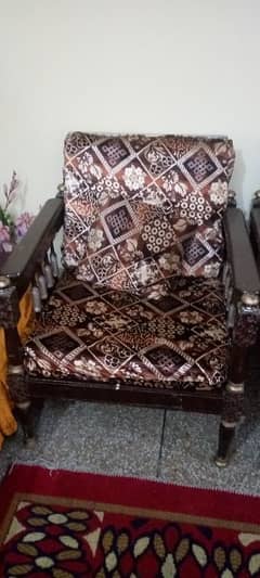 sofa with kushan in very good condition