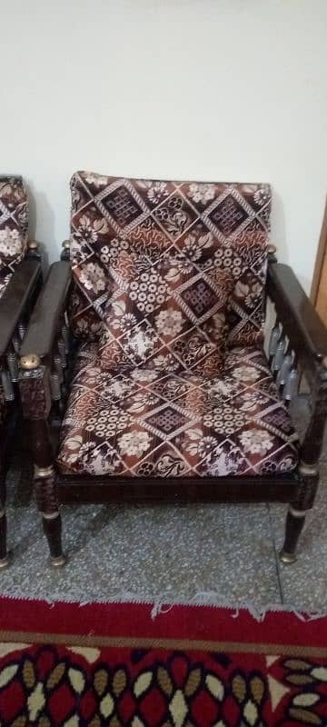 sofa with kushan in very good condition 1