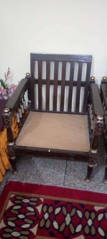 sofa with kushan in very good condition 4