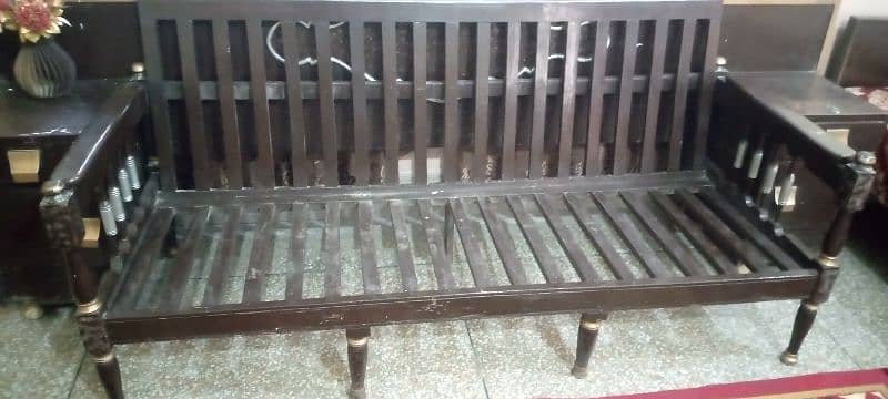 sofa with kushan in very good condition 11