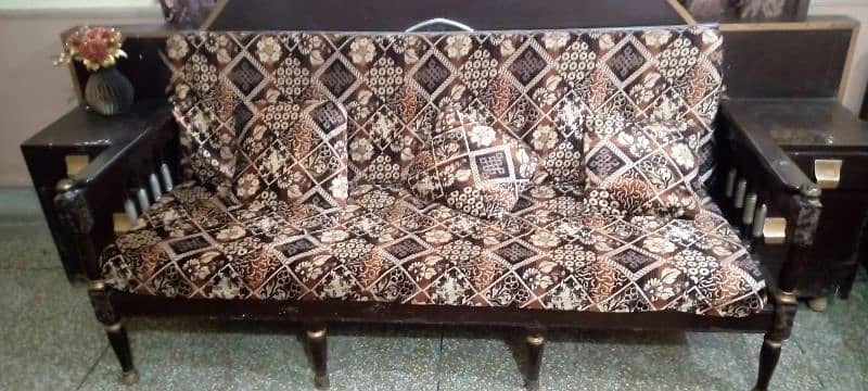 sofa with kushan in very good condition 12