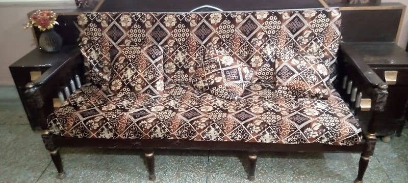 sofa with kushan in very good condition 14