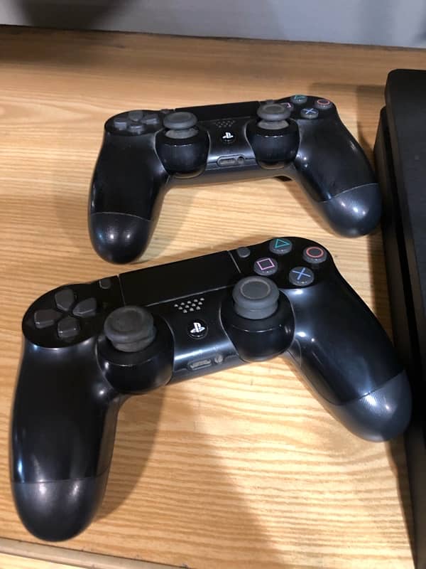 ps4 slim with 2 controllers and injustice game 3