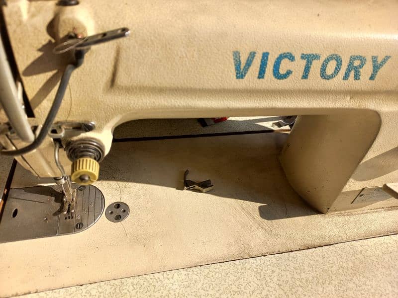 excellent condition juke  sewing machine 0