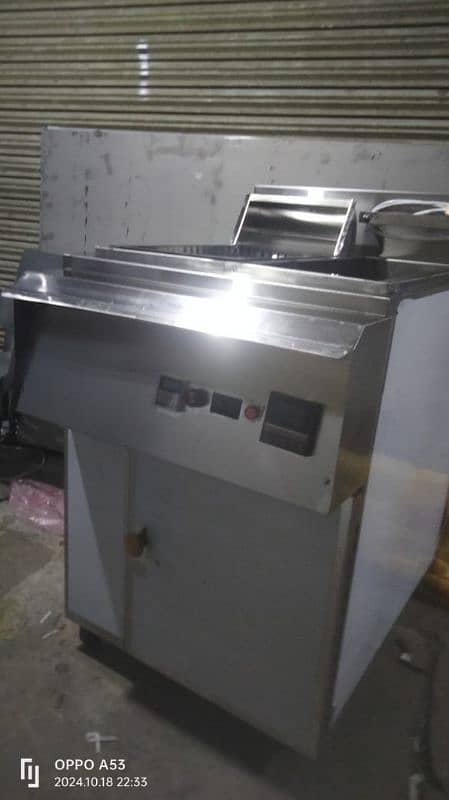 Deep fryer 16L+chip dump & other local equipment Consultant Pizza oven 3