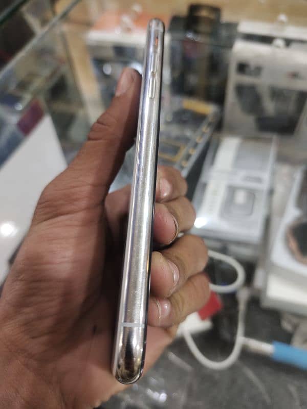 I phone x 256 gb non pta lush condition ha bettry changed 7