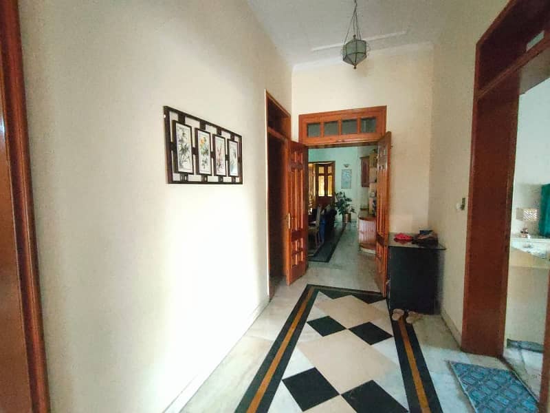 10 Kanal Commercial House Is Available 16