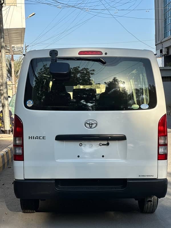 Toyota Hiace Van (TRH200) 4