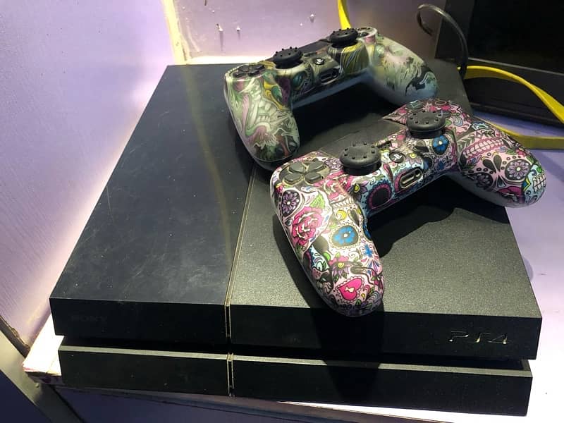 ps4 with games and two controller 1