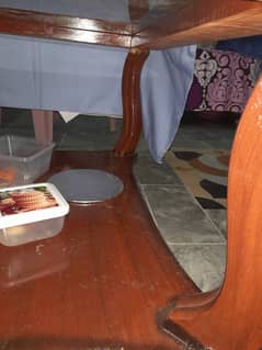 Table with 2 chotay tapaiyan