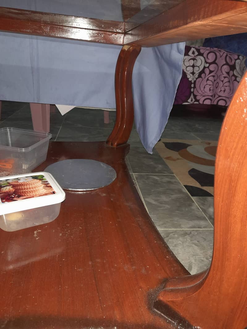 Table with 2 chotay tapaiyan 0