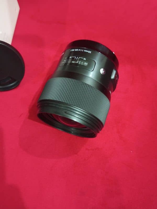 sigma lens 35mm F1.4 DG HSM Canon for sale slightly used. 3