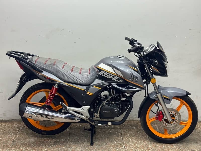 honda cb150f 2022 model ( 6000km used ) 1