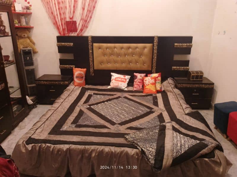 bed for sale with two side tables and dressing table 0