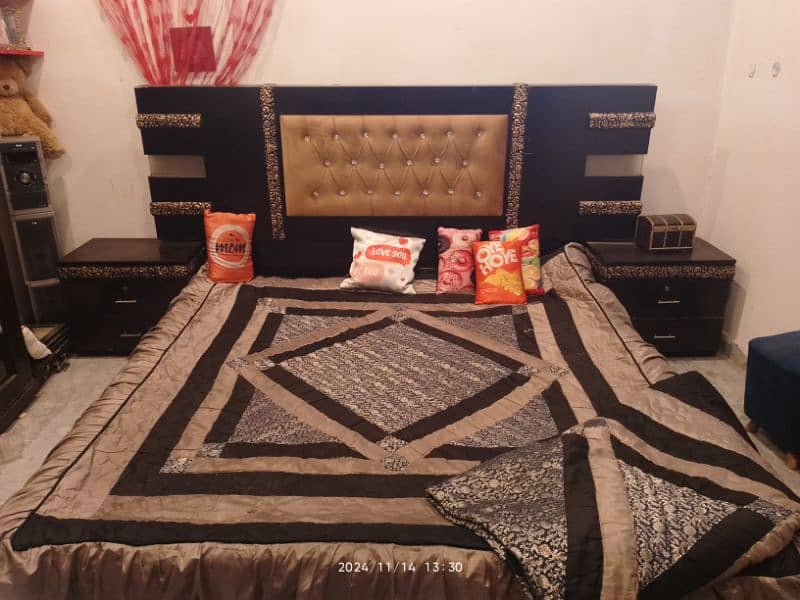 bed for sale with two side tables and dressing table 1