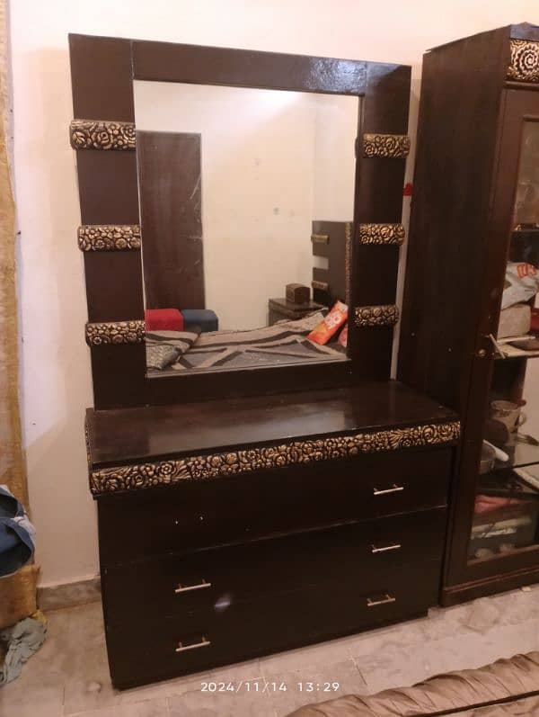 bed for sale with two side tables and dressing table 3